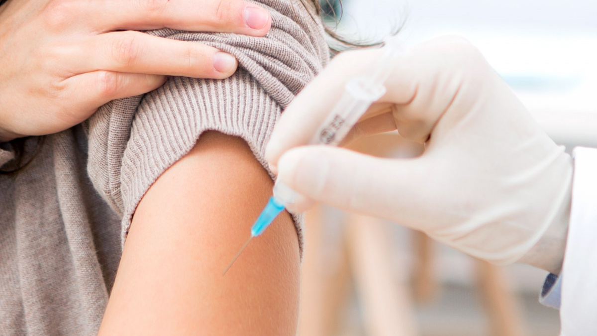 K. Lauterbachas: apsaugai nuo omikron reikalingos trys vakcinos dozės