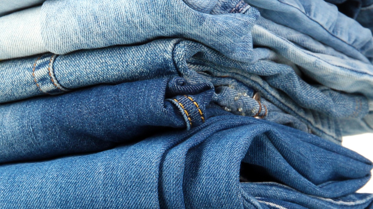 Apklausa: kiekvienas Vokietijos gyventojas spintoje turi vidutiniškai 8 džinsus ir 18 marškinėlių