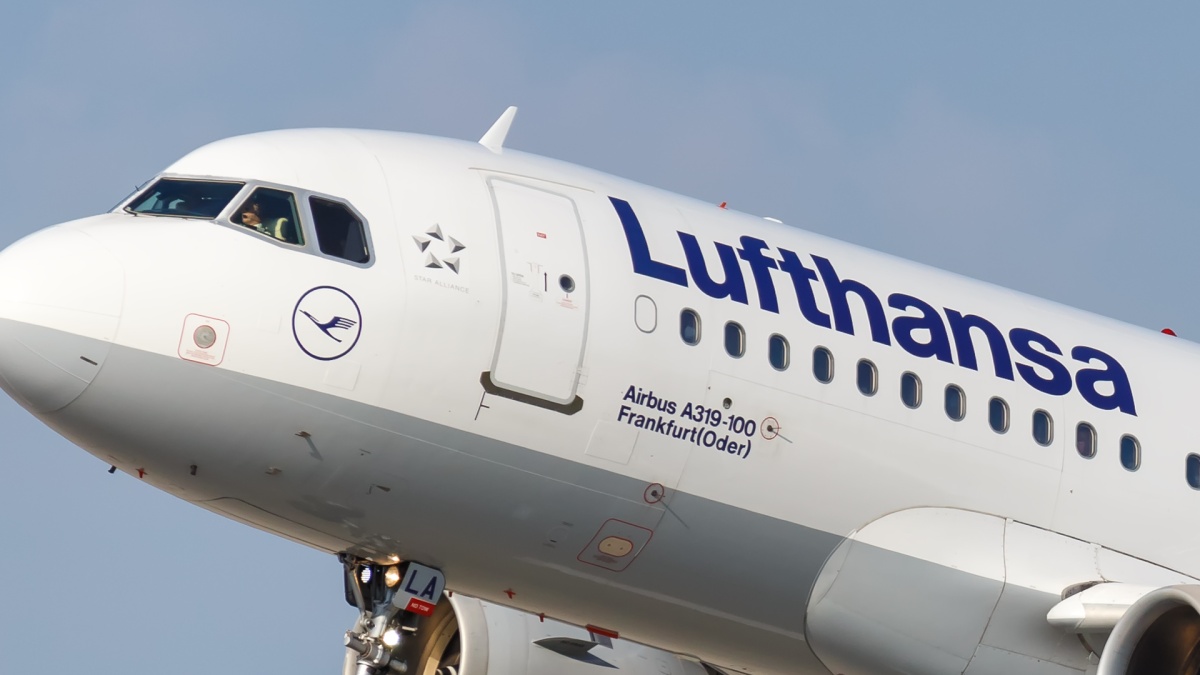Vokietijos „Lufthansa“ mėgina įtikinti, kad kaukės lėktuvuose nereikalingos