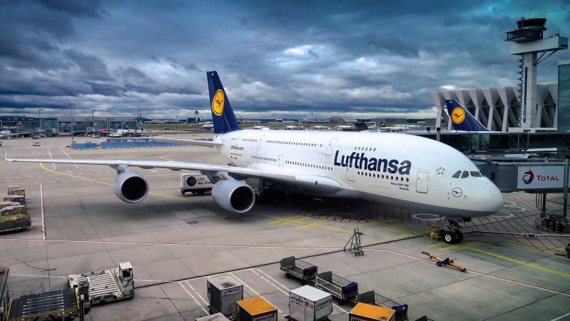 Vokietijos oro linijų bendrovė “Lufthansa” prašo papildomų savaičių pinigų klientams grąžinimui 