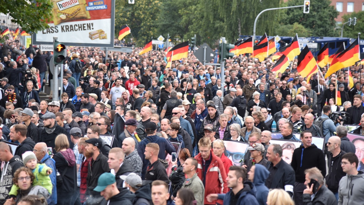 Tūkstančiai žmonių Vokietijoje protestavo prieš sankcijas Rusijai ir COVID ribojimus
