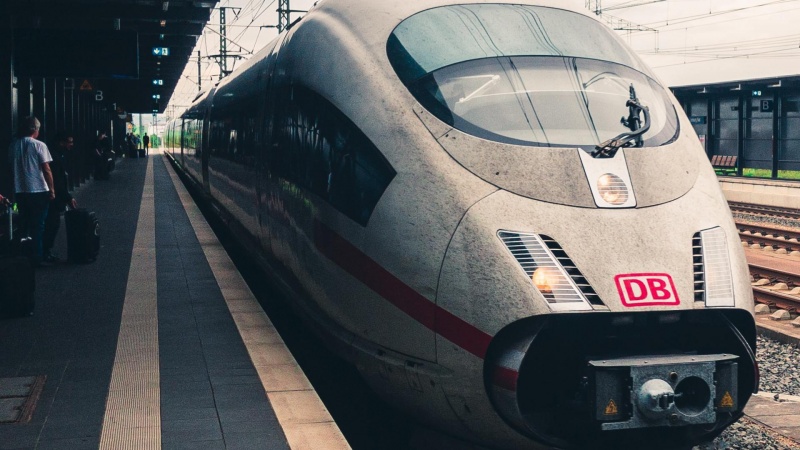 „Deutsche Bahn“: kaukės nedėvintys keleiviai gali būti išlaipinti iš traukinio