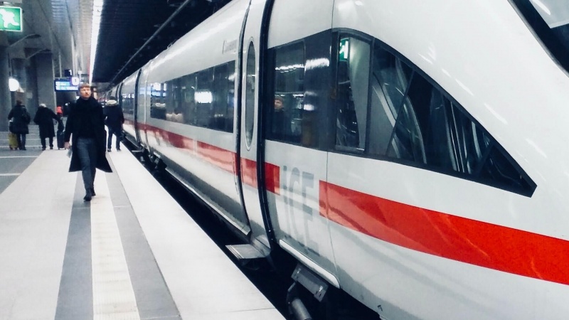 „Deutsche Bahn“ drastiškai mažina bilietų kainas jaunimui