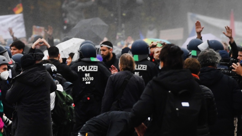 Policija prieš protestuotojus Berlyne panaudojo vandens patrankas