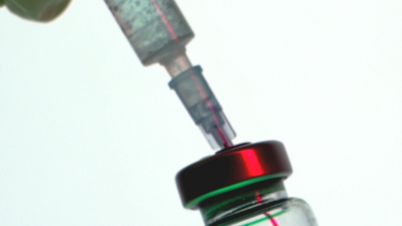 Vokietijoje tūkstančiams žmonių vietoj COVID-19 vakcinos galėjo būti suleista druskos tirpalo